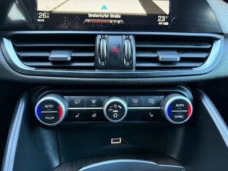 Alfa Romeo Giulia Super 2,2 180 AT *Navi*Leder*RFKamera*